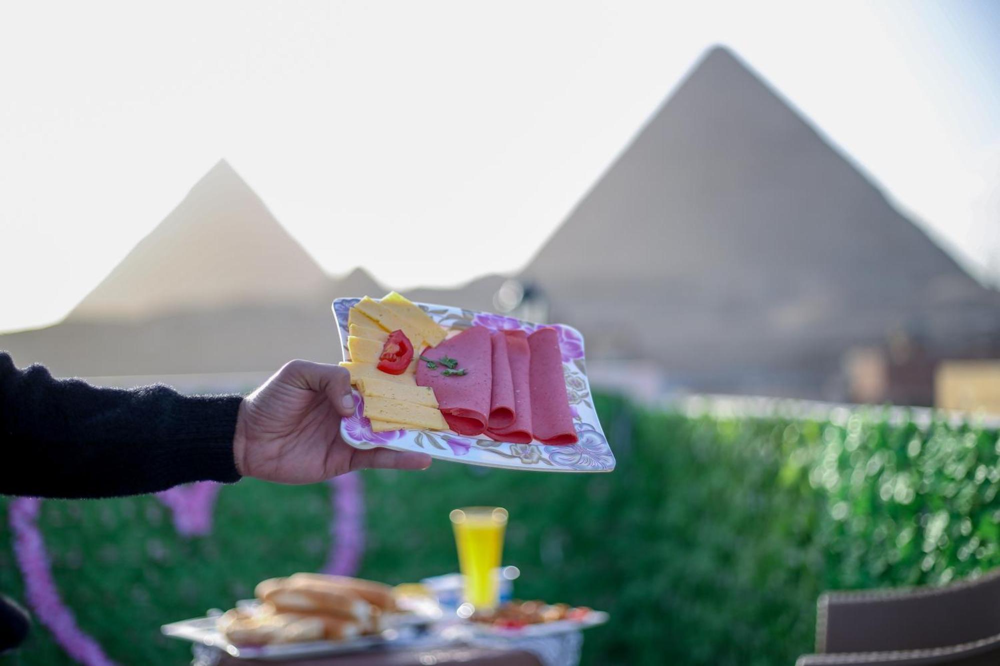 Pyramids Show Hotel Kafret el-Gabal Extérieur photo