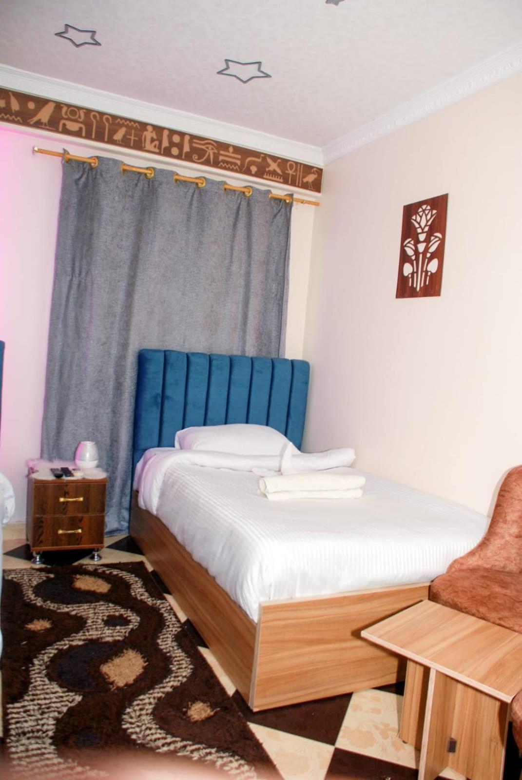 Pyramids Show Hotel Kafret el-Gabal Extérieur photo