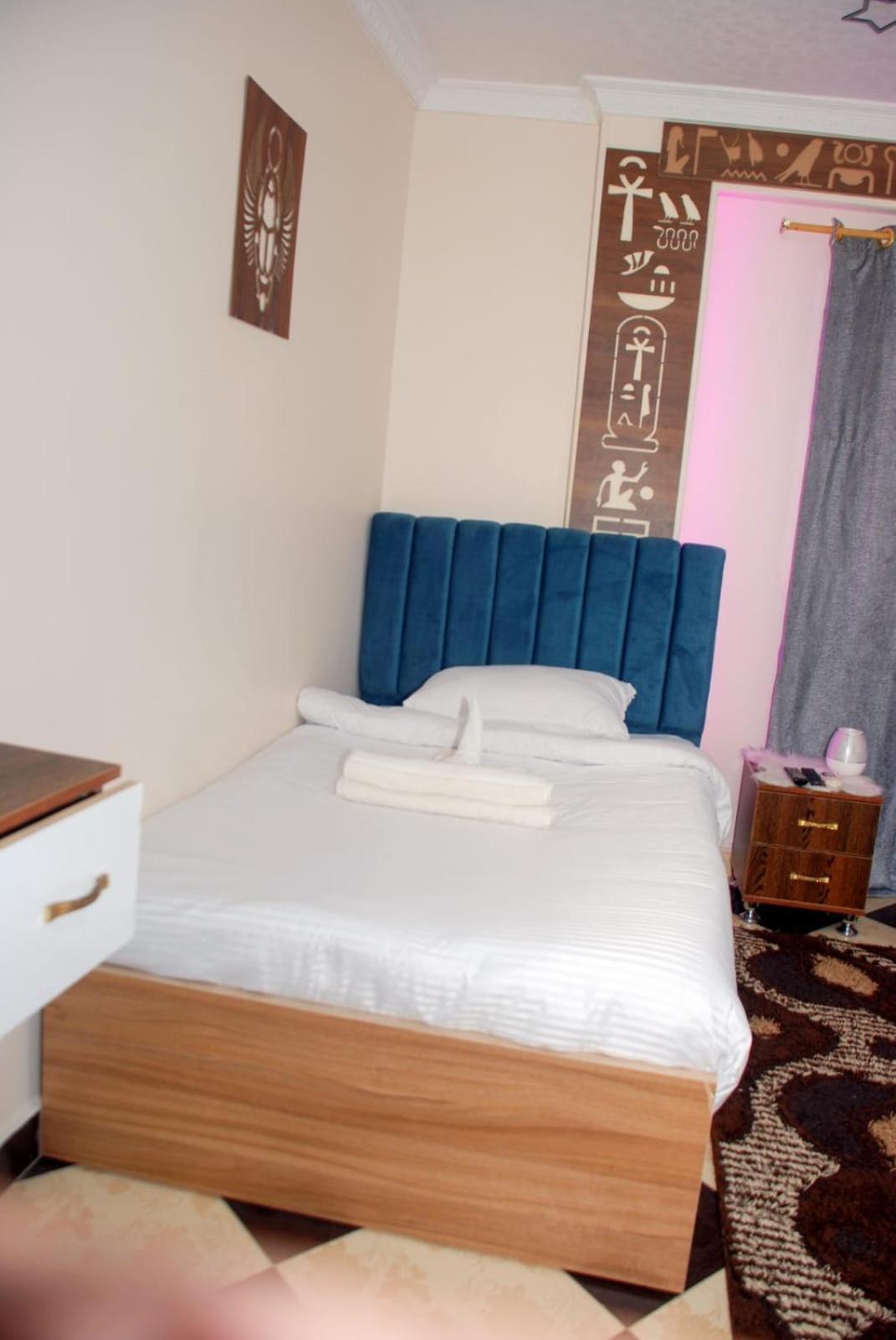 Pyramids Show Hotel Kafret el-Gabal Extérieur photo